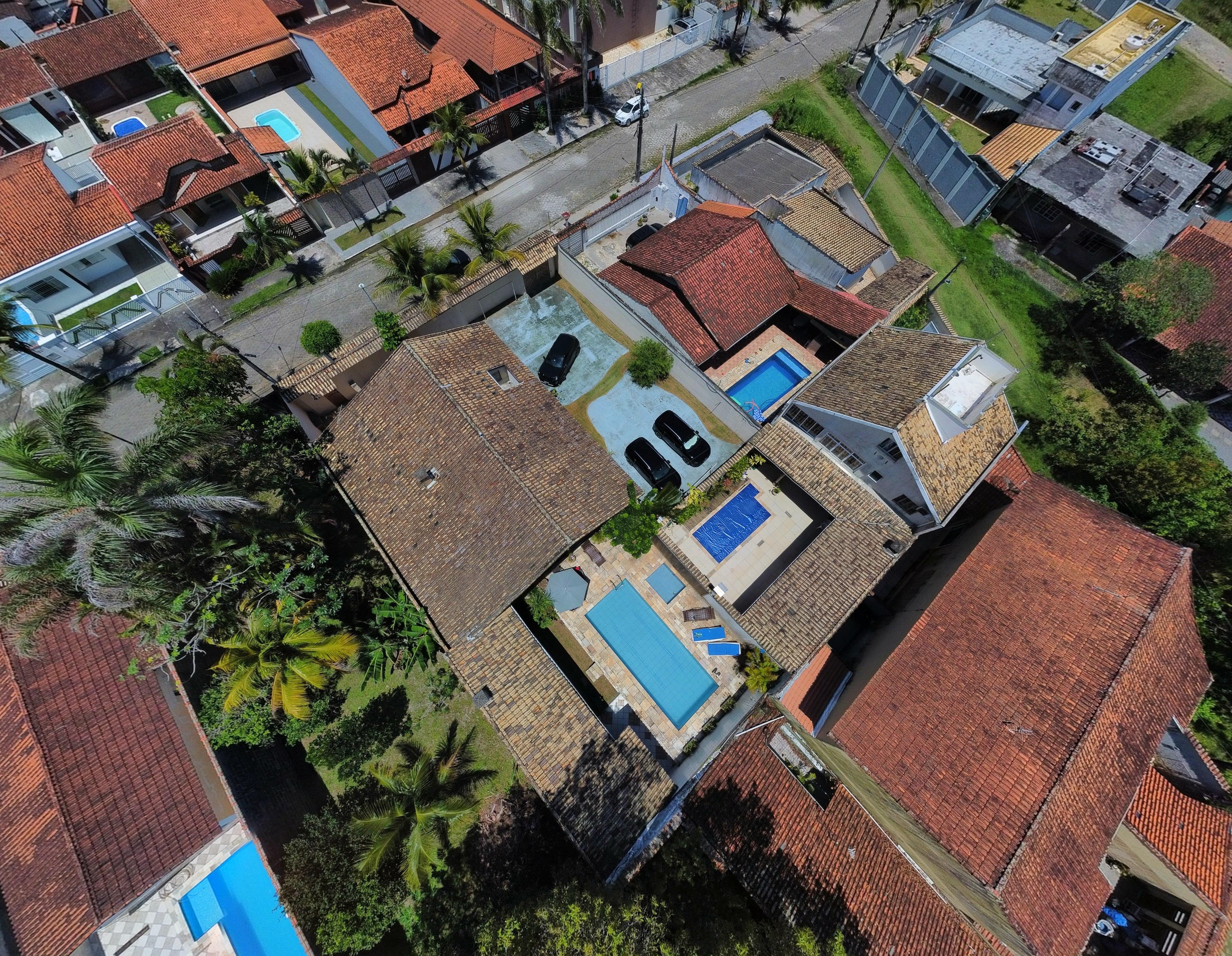 Drone. Os 3 carros no estacionamento e a parte da piscina (a maior).