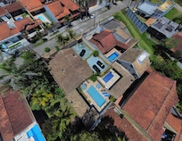 Drone. Os 3 carros no estacionamento e a parte da piscina (a maior).