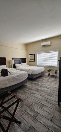 Quarto enorme com cama confortável e ar condicionado super silencioso.