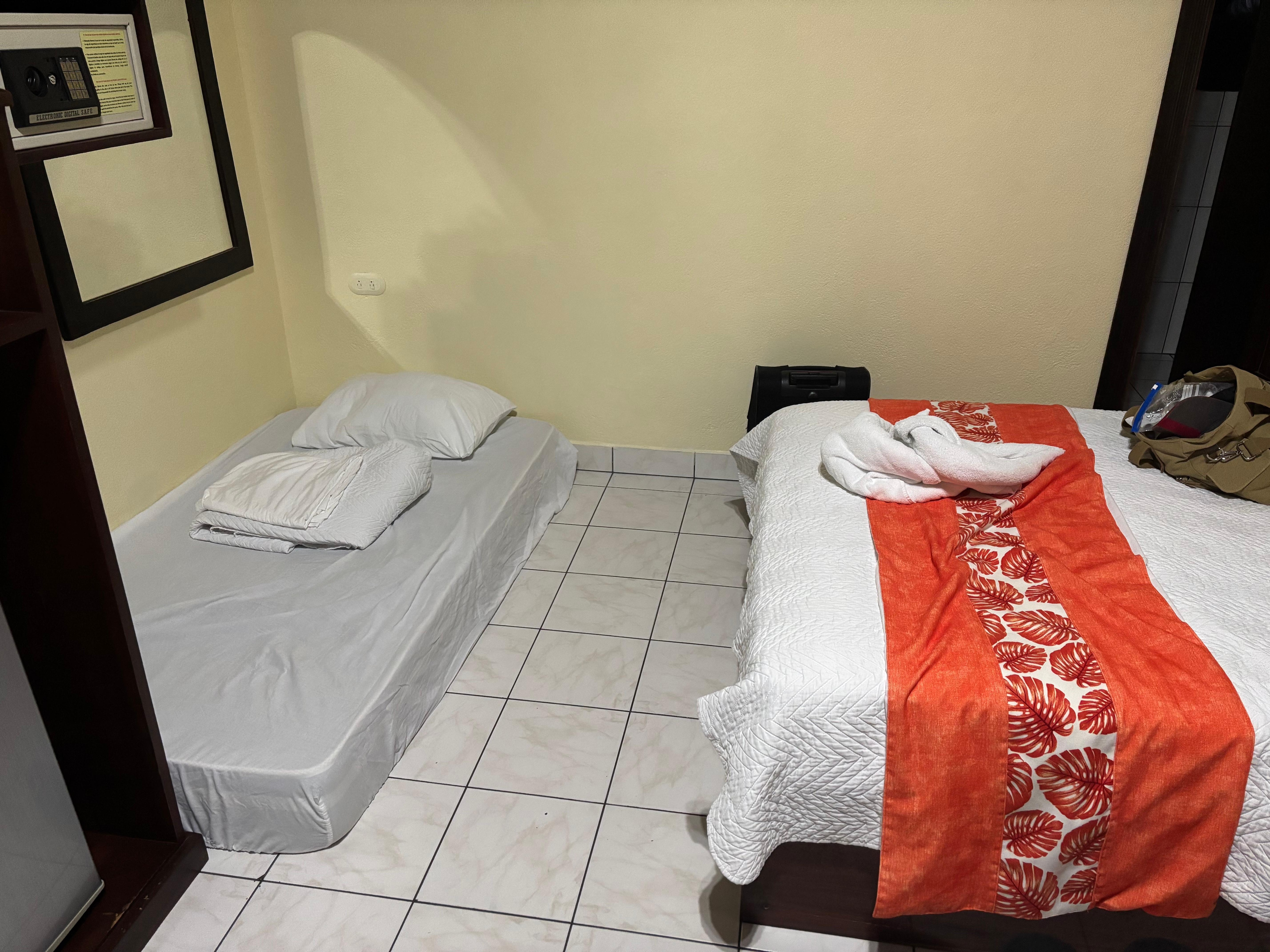 Erste Ersatzunterkunft mit einer Matratze anstelle eines Bettes!