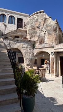 HOTEL COURTYARD