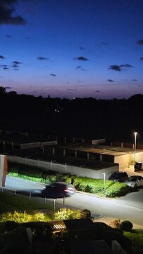 Blick vom Flur zur Straße hin...bei Nacht