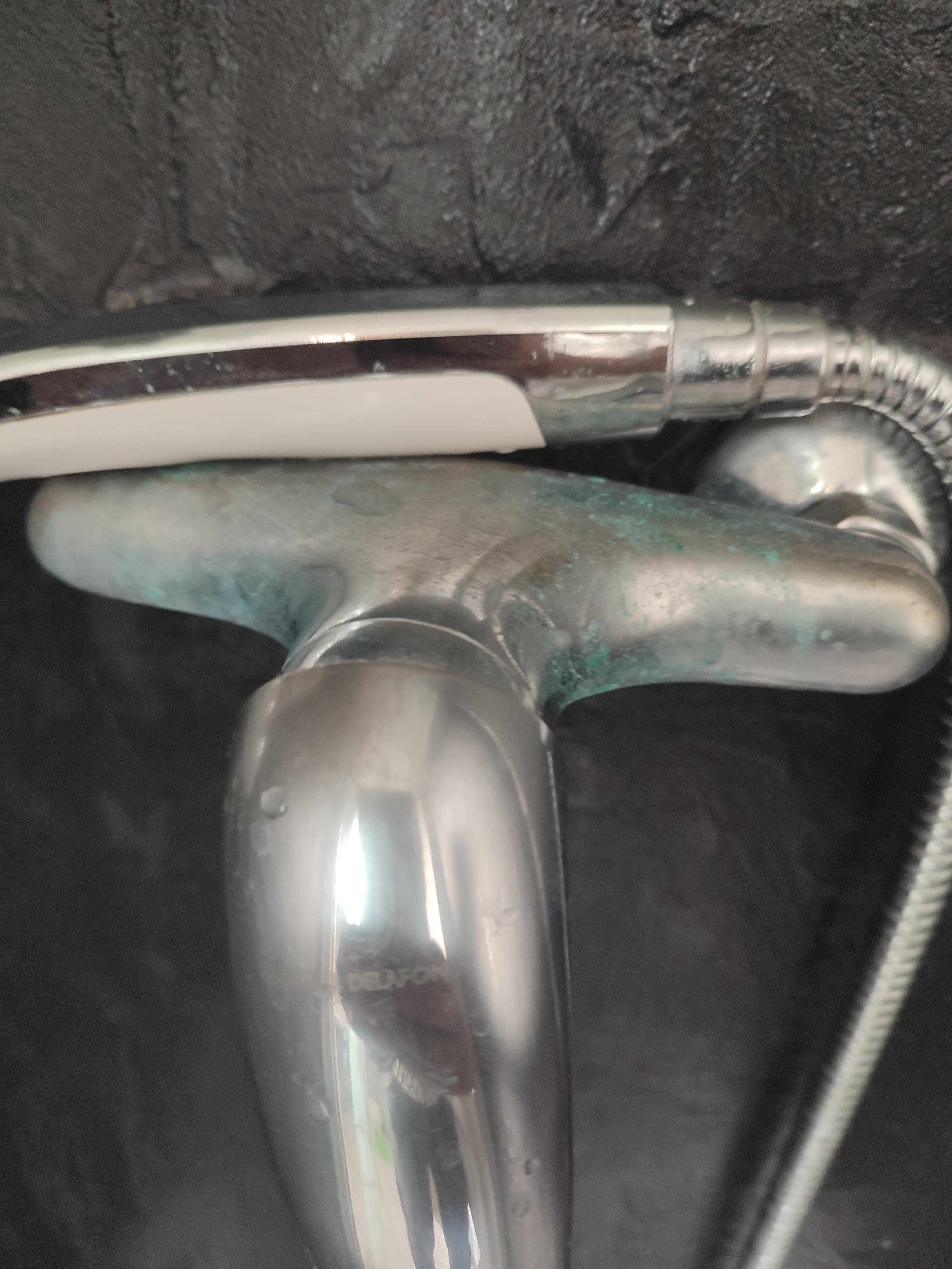 Mitigeur de la douche sale 