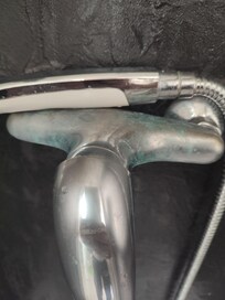 Mitigeur de la douche sale