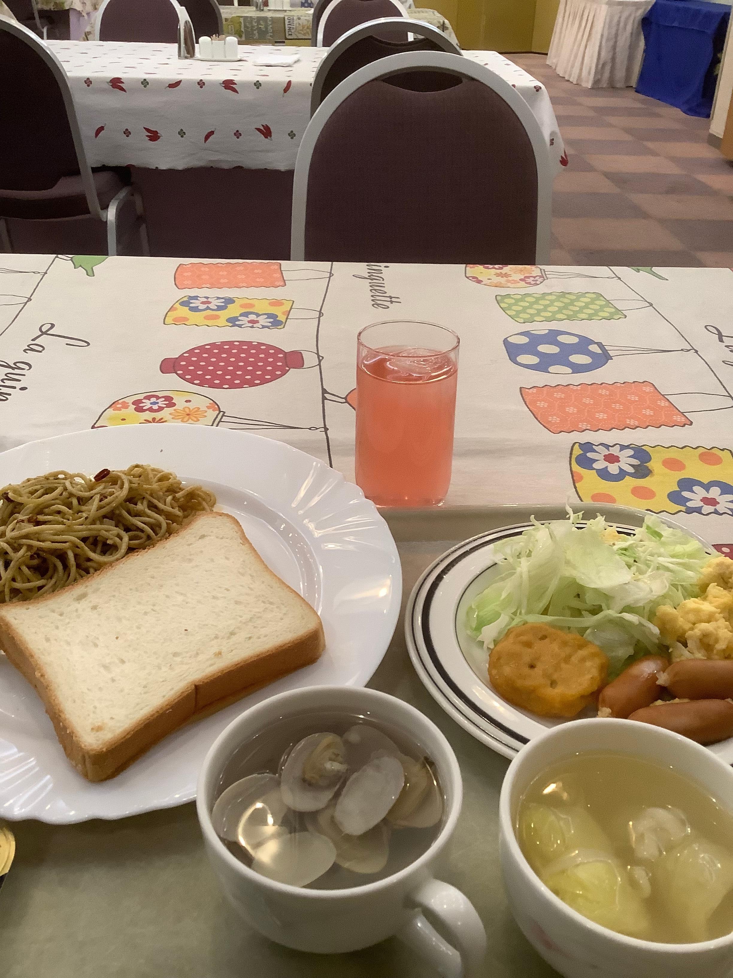 朝食風景🍴パンの日🍞あさりスープがとても美味しい