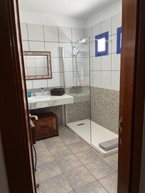 Ensuite to master bedroom