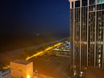 Flott opplyst promenade om det er Ăžnskelig Ă„ ta en kveldstur..