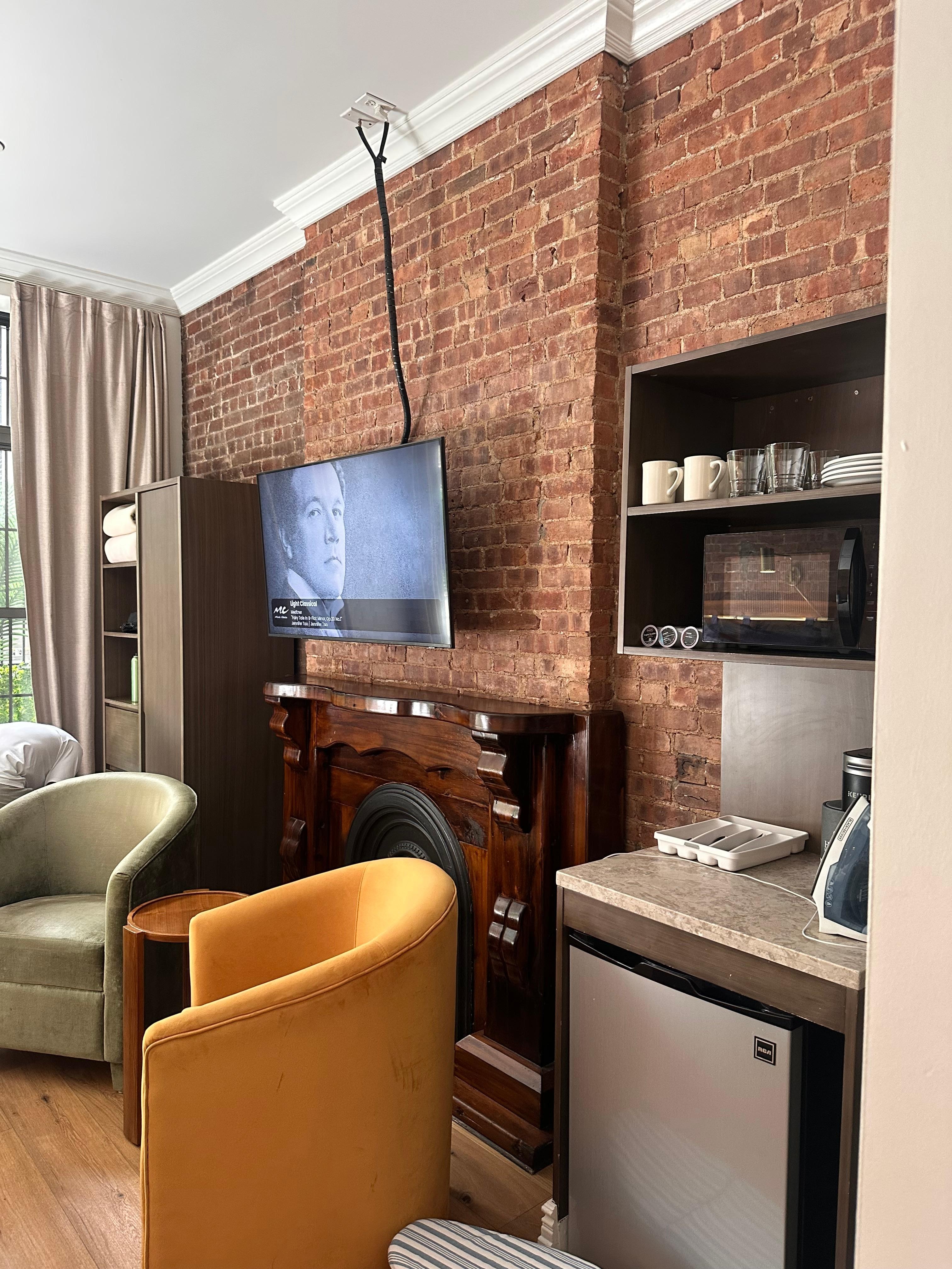 Room lo8 very nice- pleasant and clean 