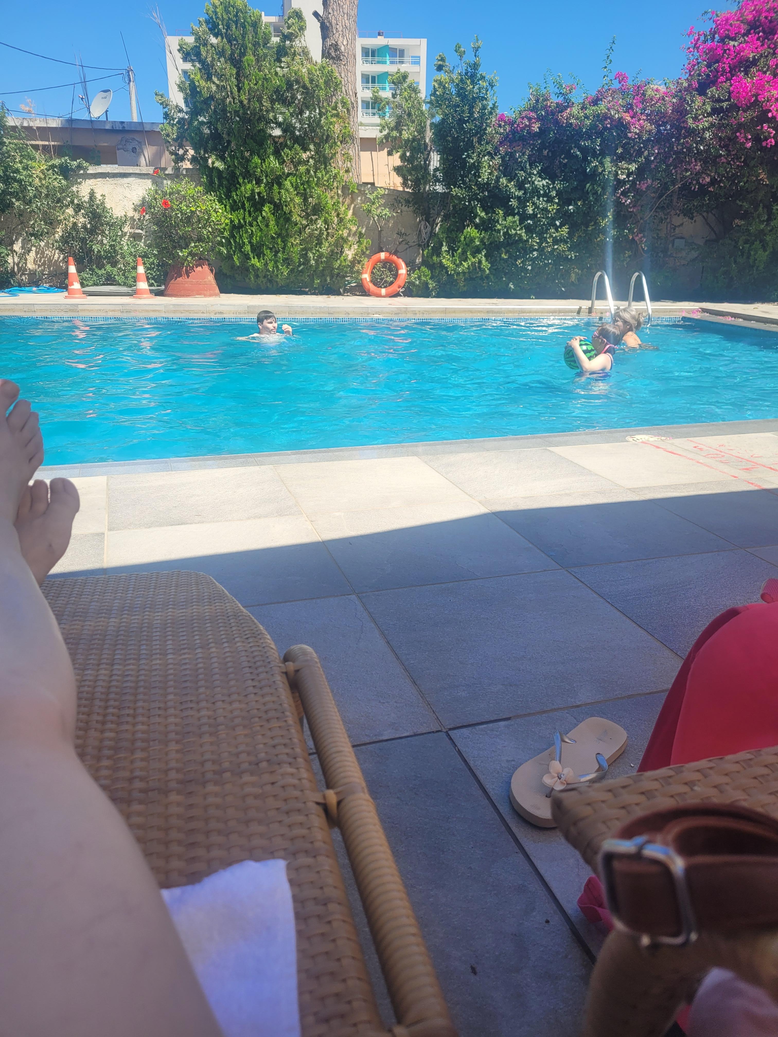 Basseng ved hotellet