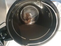 Fremde Haare im Bad-MĂŒlleimer unter dem Beutel