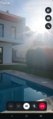 In het zonnetje achter het zwembad