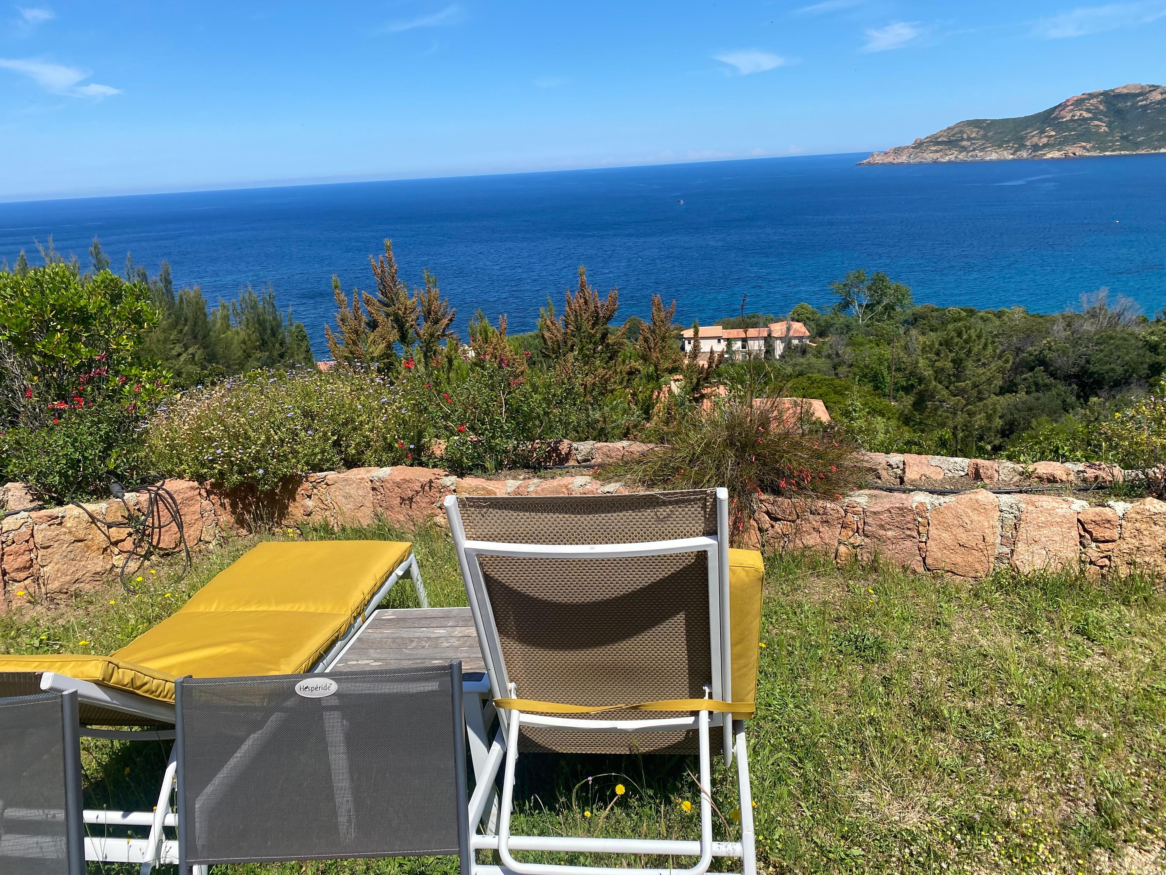 Sonnenterrasse mit Blick aufs Meer 
