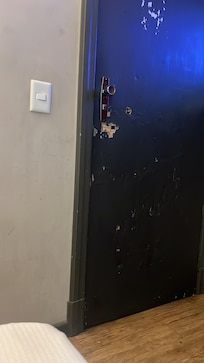 Coisa básica como entrar e sai do quarto não funciona