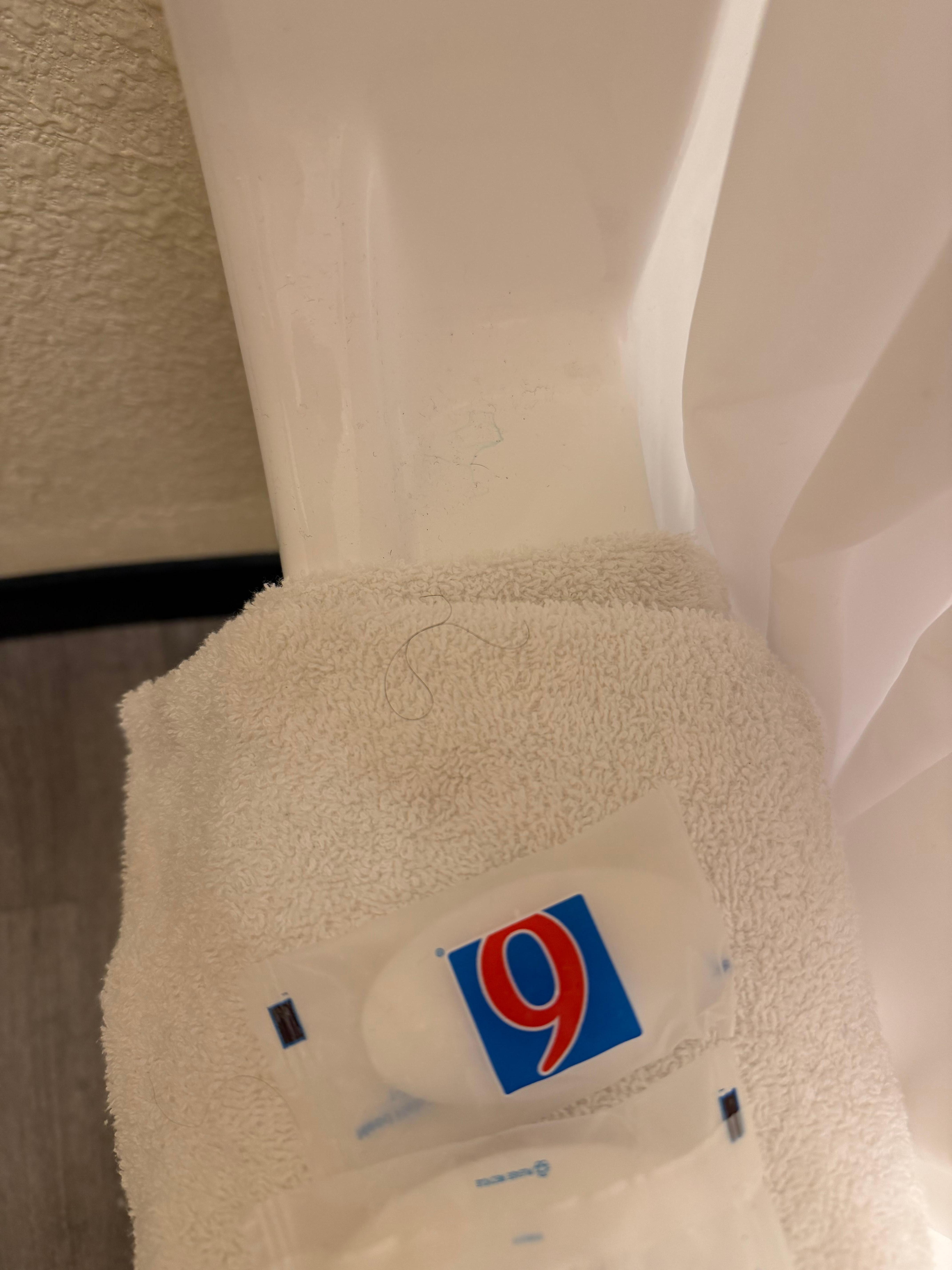 Toallas sucias y con cabellos, tina sucia 