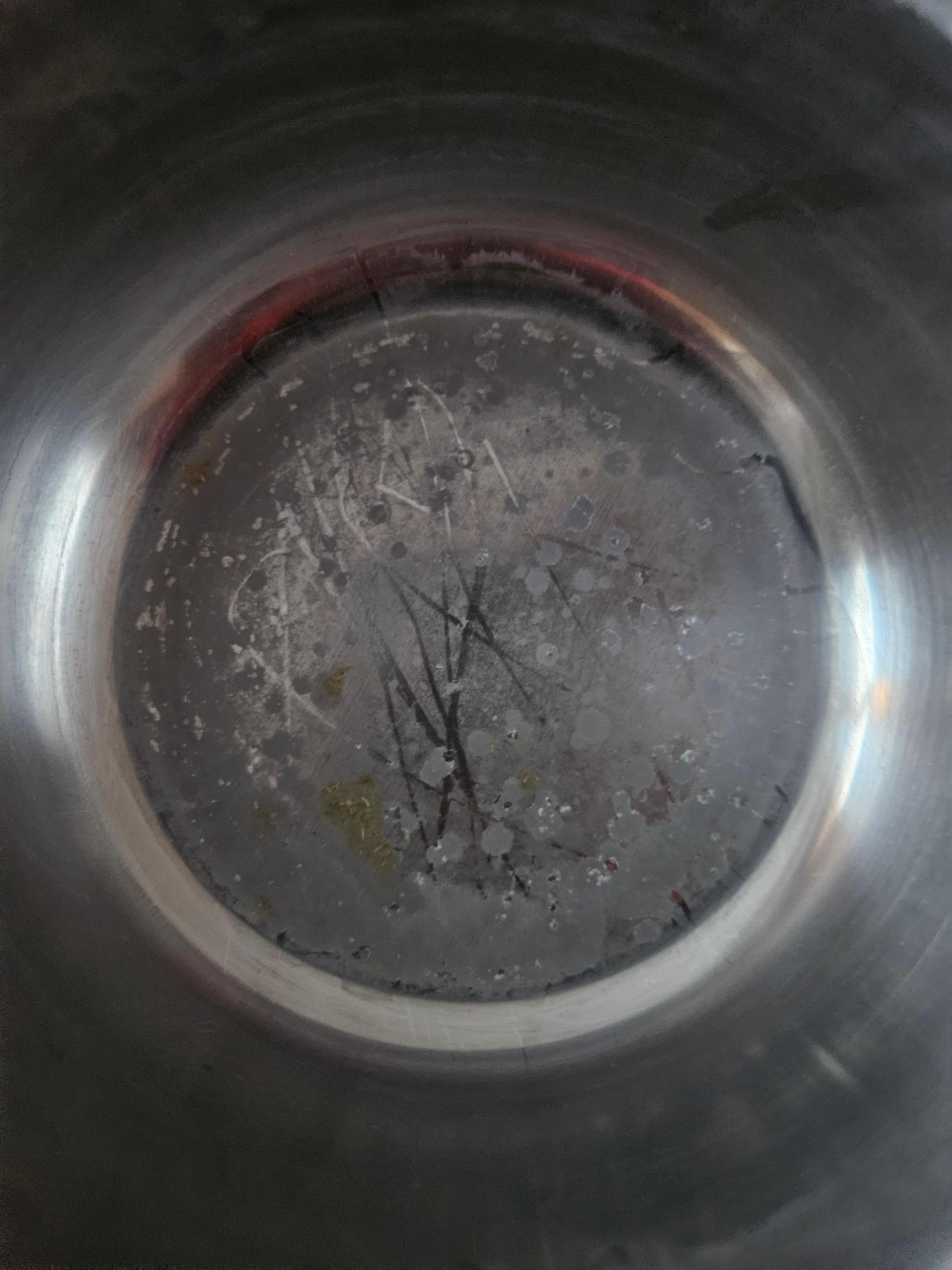Le fond d'une casserole, que nous avons nettoyé sans problème en 2'