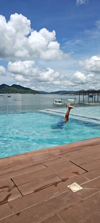 Infinity pool