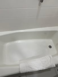 Nasty looking tub with weird pad in it. If that’s how it looks freshly clean I don’t want to see it dirty. Did not take a shower or bath because it was so gross and smelt so badly.