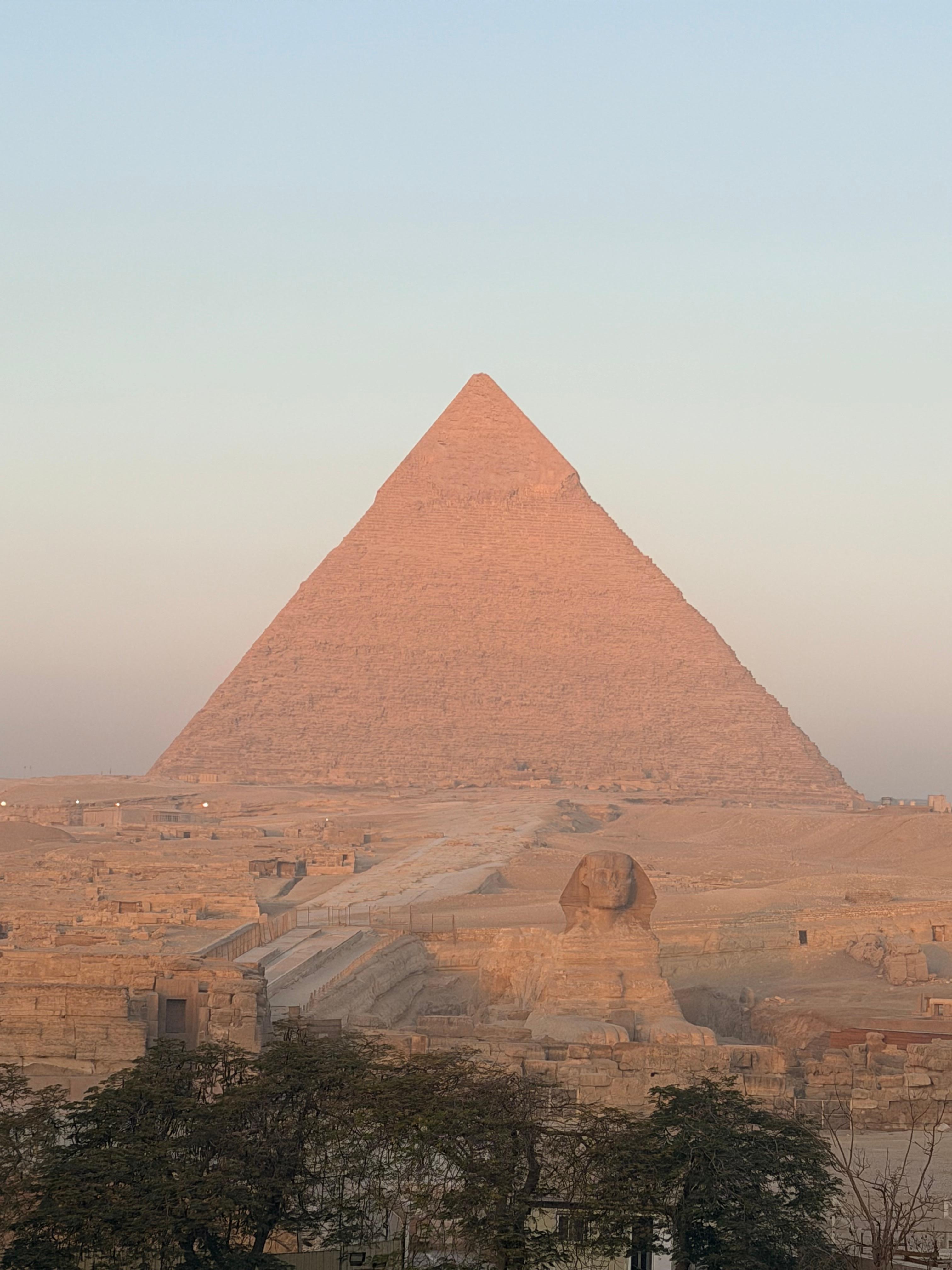 部屋からは朝日を浴びたスフィンクスが