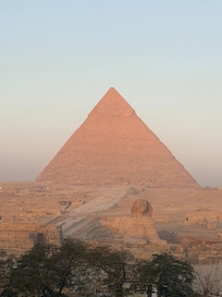 部屋からは朝日を浴びたスフィンクスが