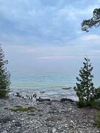 Schöner Spaziergang am Wasser entlang