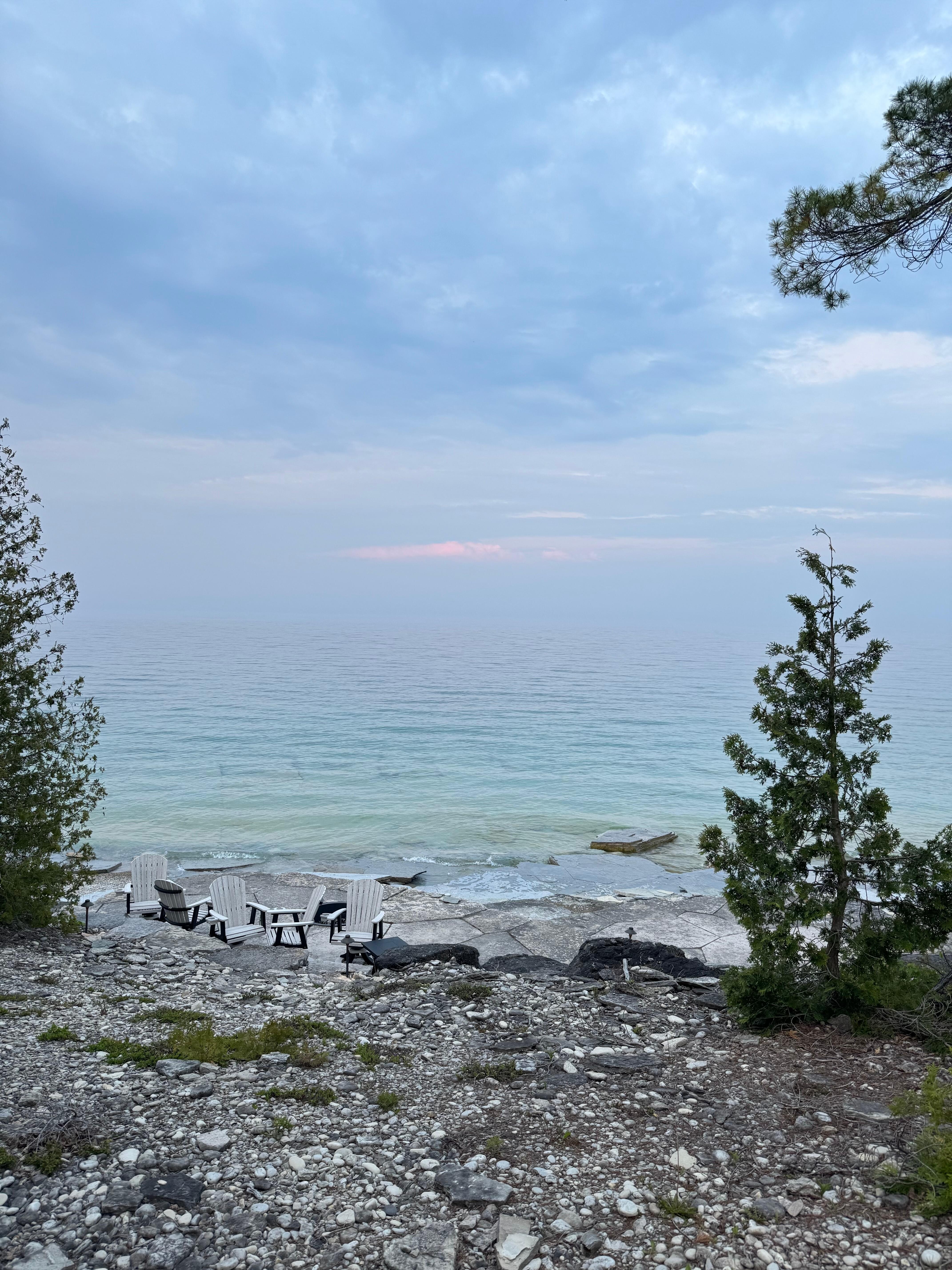 Schöner Spaziergang am Wasser entlang 