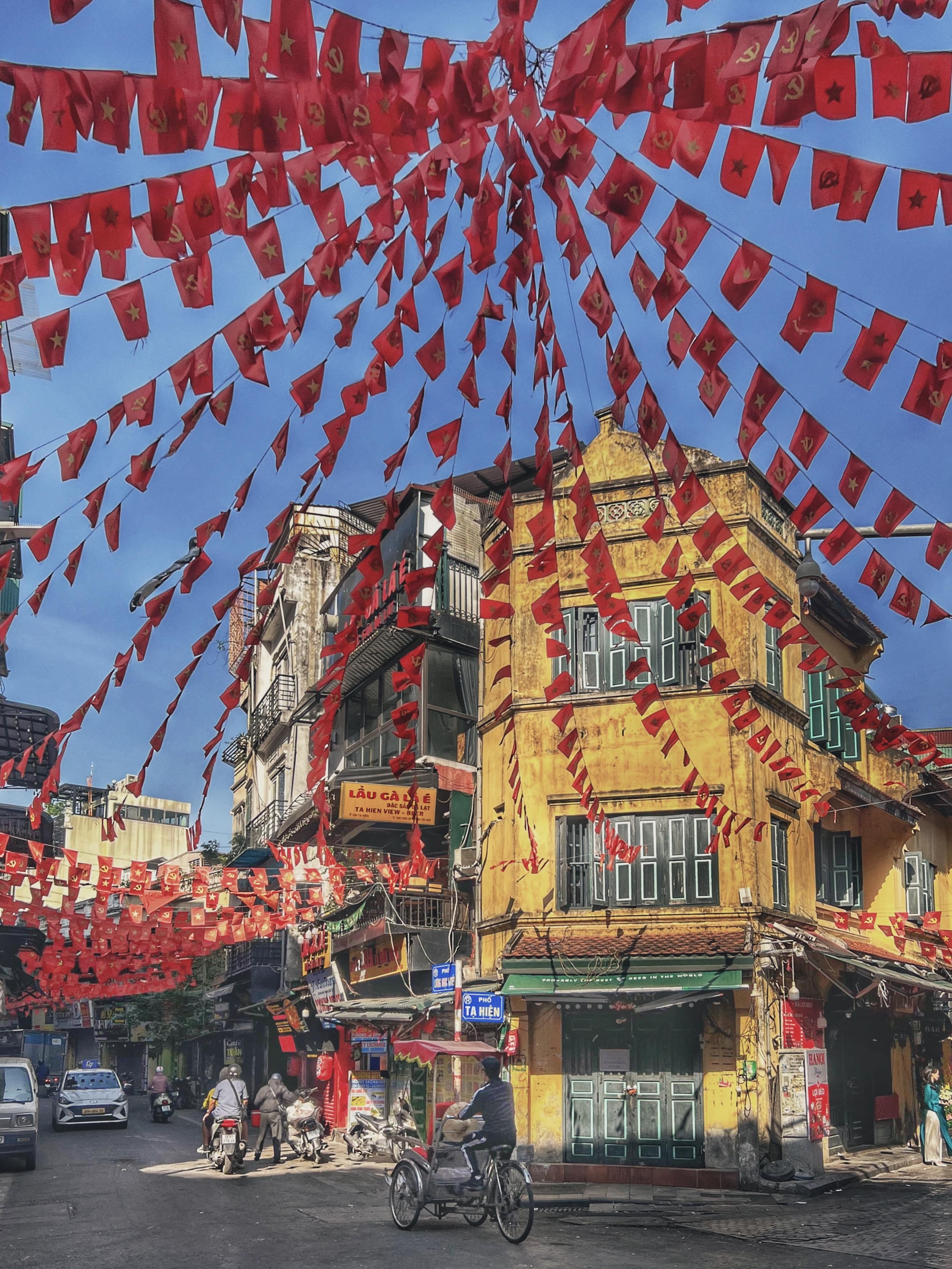 This is the neighborhood very beautiful and fun place 