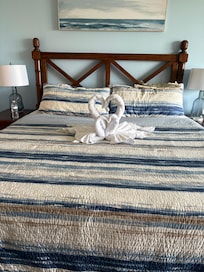 Folded towel swans greeted us on the bed.💗