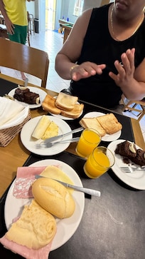 Um café da manhã muito gostoso cheio de opção e de excelente qualidade