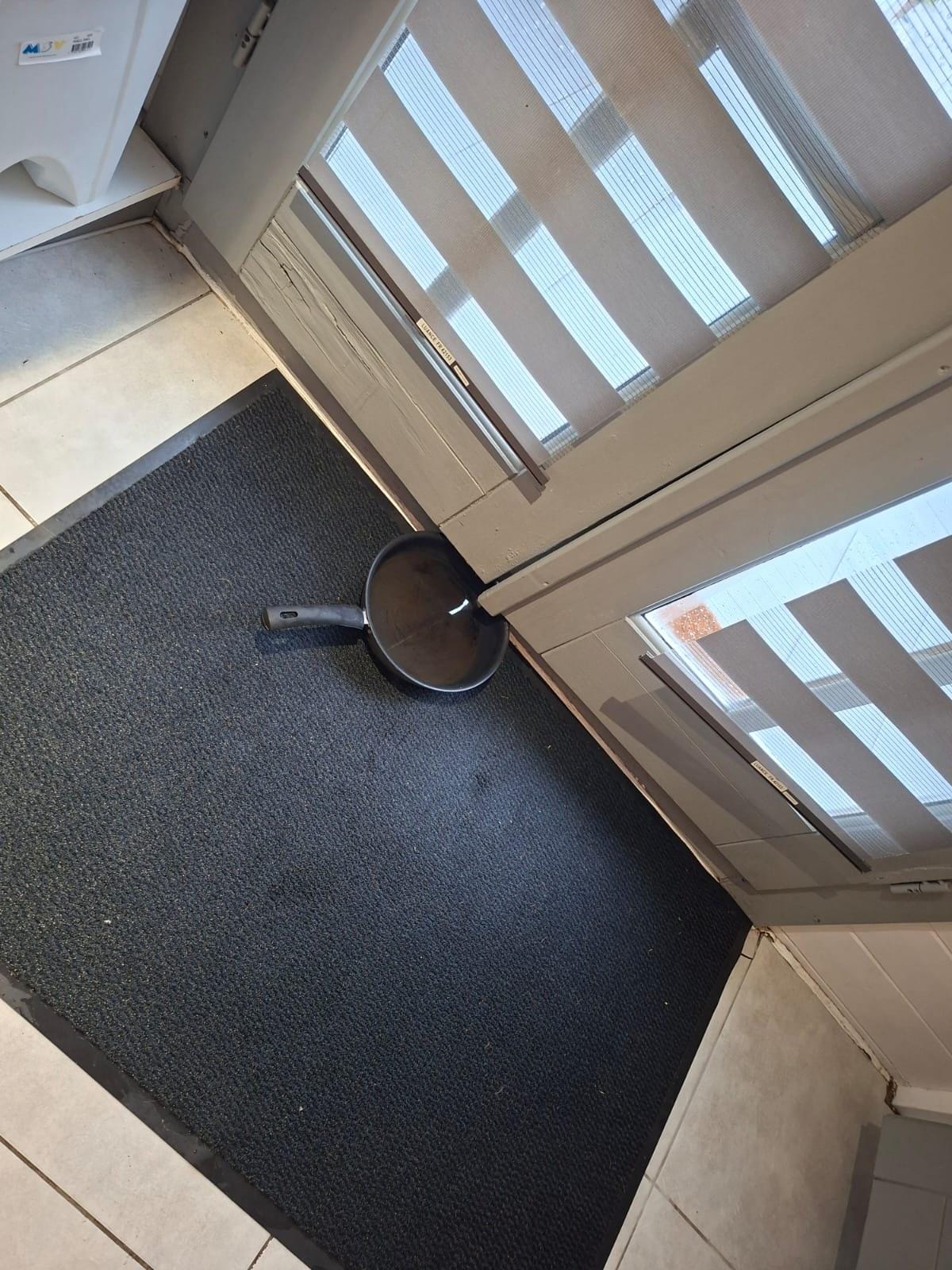 infiltration d'eau par la porte d’entrée due à un jour dans la porte