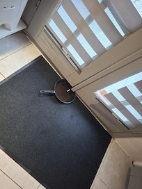 infiltration d'eau par la porte d’entrée due à un jour dans la porte