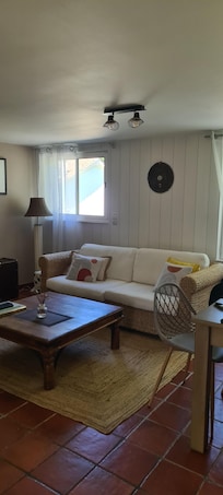 Wohnzimmer mit Esstisch