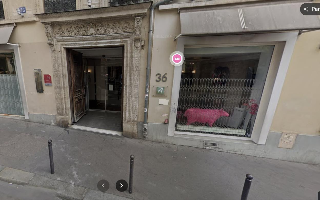 Rue sans arrêt devant l'hôtel.