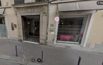 Rue sans arrêt devant l'hôtel.