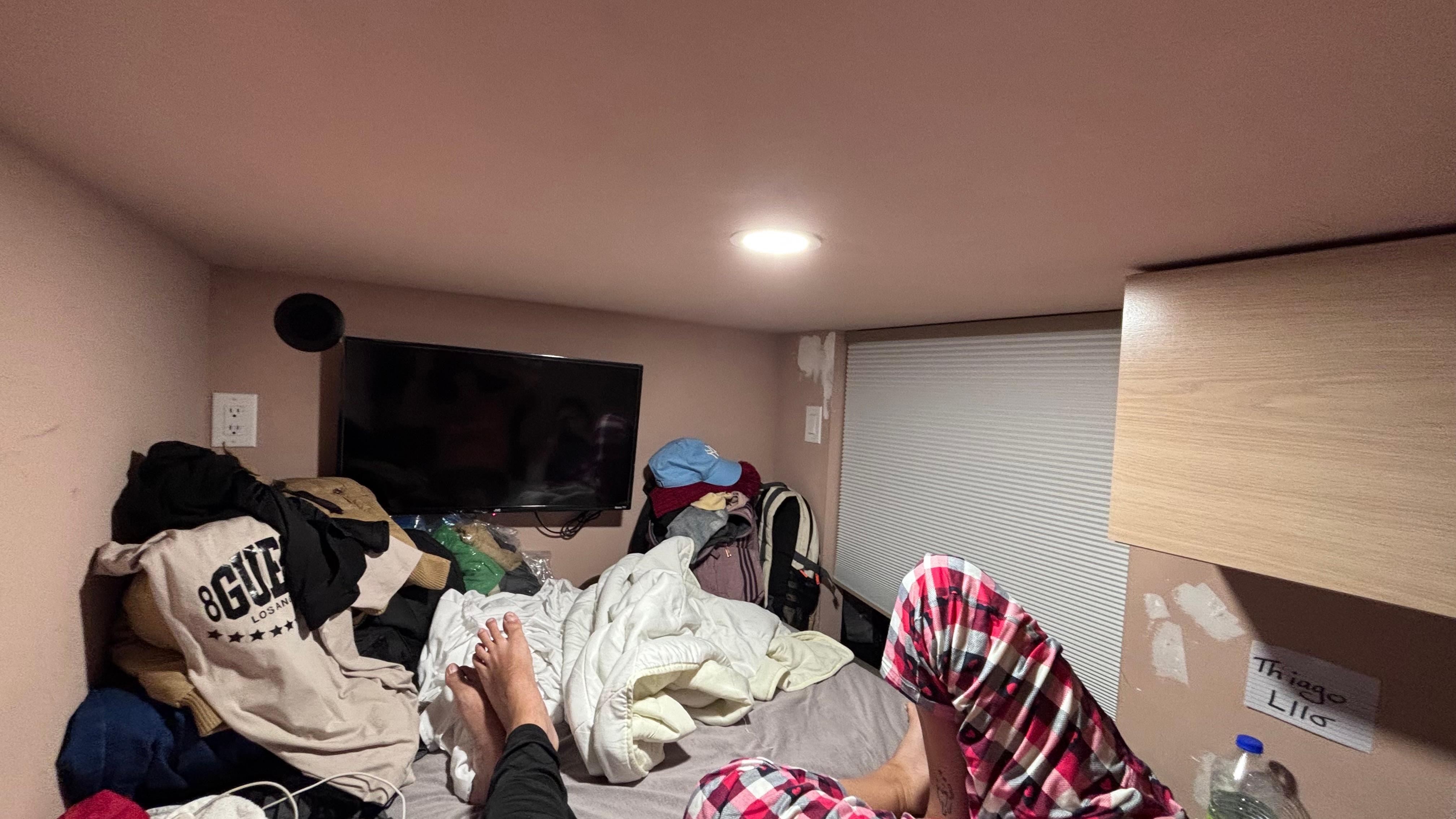 O quarto com cama casal parece um túmulo,mto pequeno e faz mto barulho de lata ao virar no colchao.
Apenas para uma noite da e nao com familia.