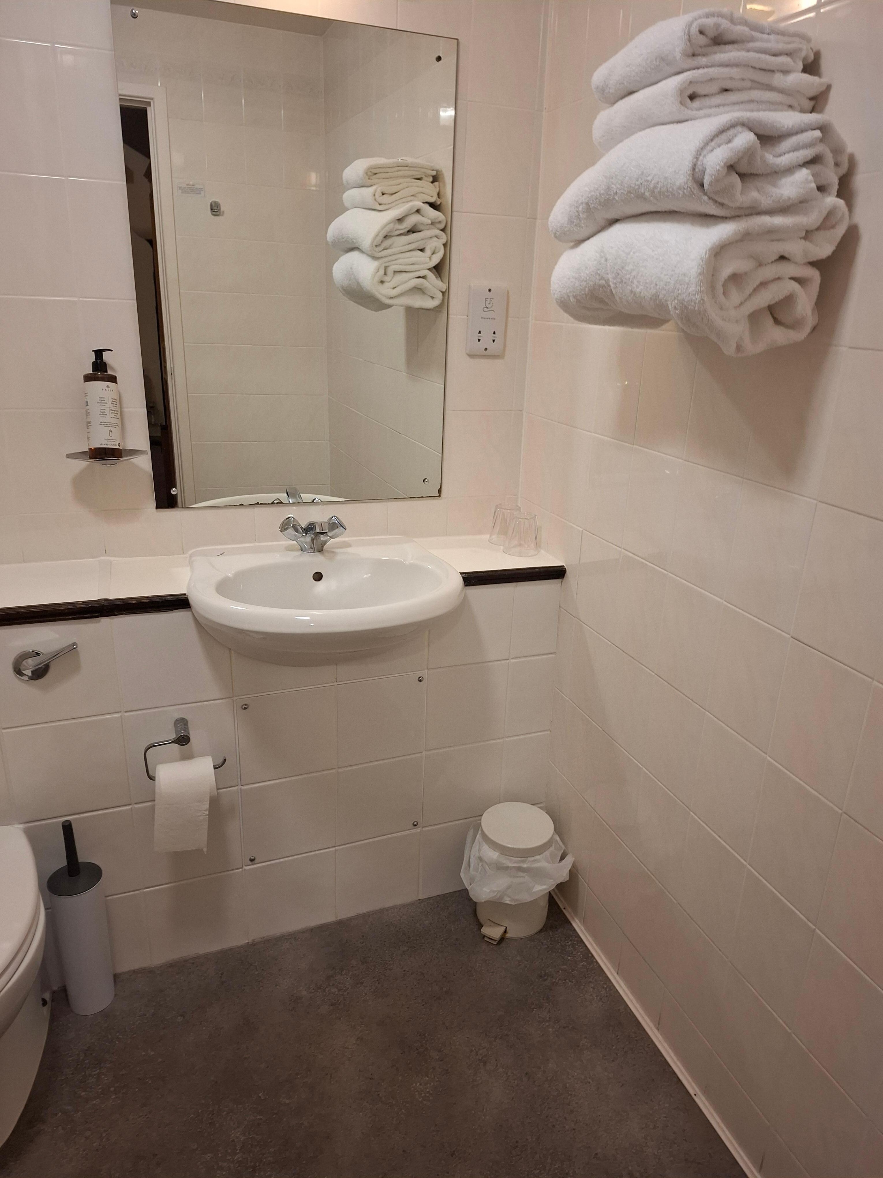 Skipton Hotel Room 515
Double Canal View 
Avoid noise travel from Room 514 due to thin walls not sound proof