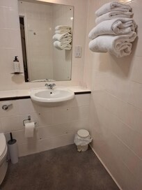 Skipton Hotel Room 515
Double Canal View
Avoid noise travel from Room 514 due to thin walls not sound proof