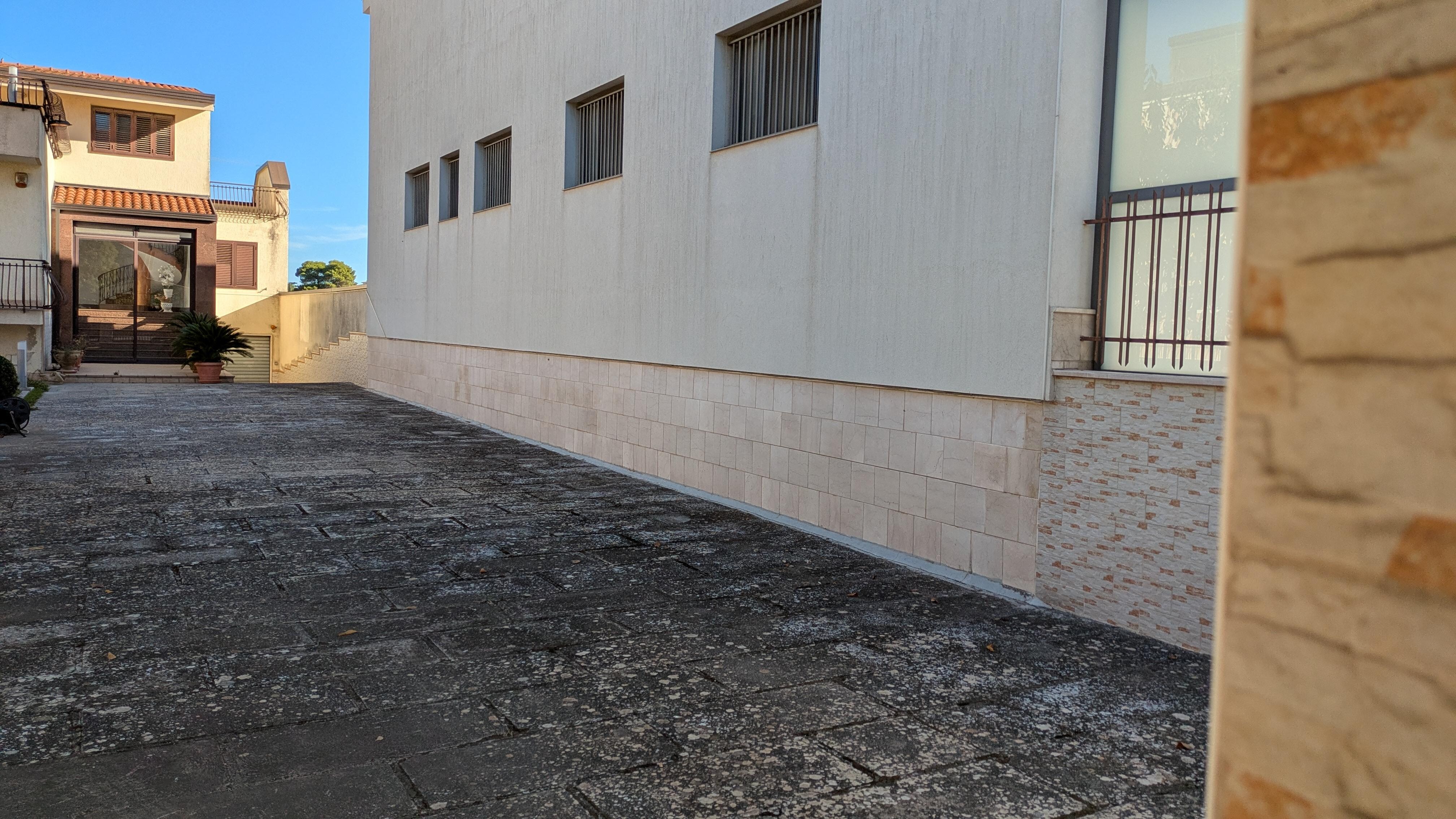 Ouvertures de l'hébergement vues de la propriété voisine mitoyenne ; Hauteur 2,5m