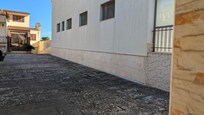 Ouvertures de l'hébergement vues de la propriété voisine mitoyenne ; Hauteur 2,5m