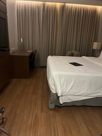 Single king bed room.