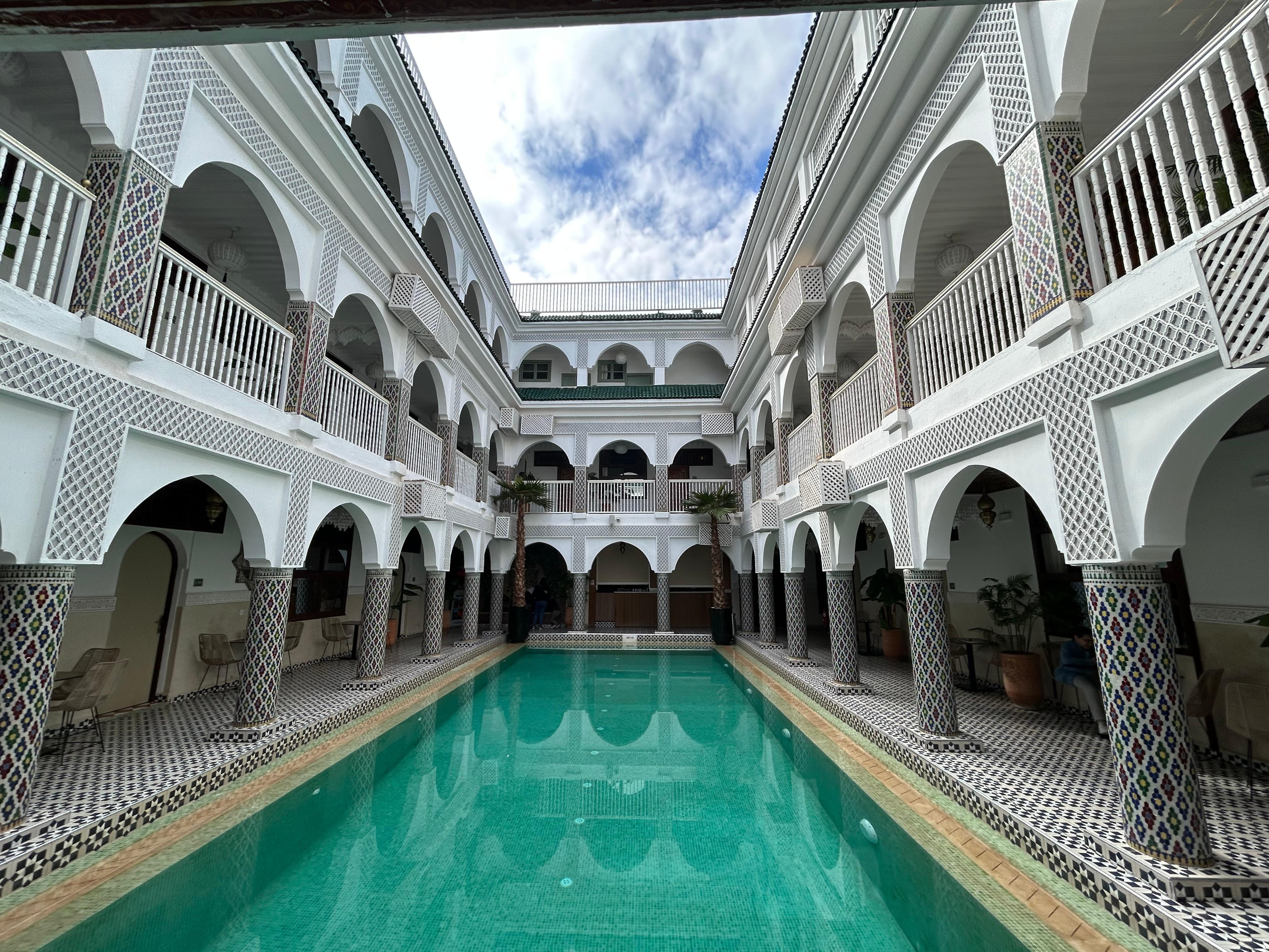 Zwembad waar je ‘‘s avonds ook lekker kunt eten 