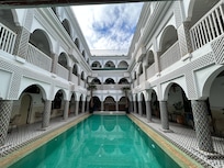 Zwembad waar je ‘‘s avonds ook lekker kunt eten