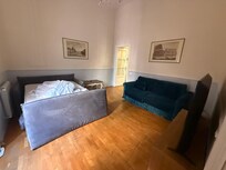 Le salon a aussi un divan lit