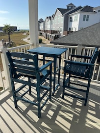 You can see the path by the pool that leads to the beach.