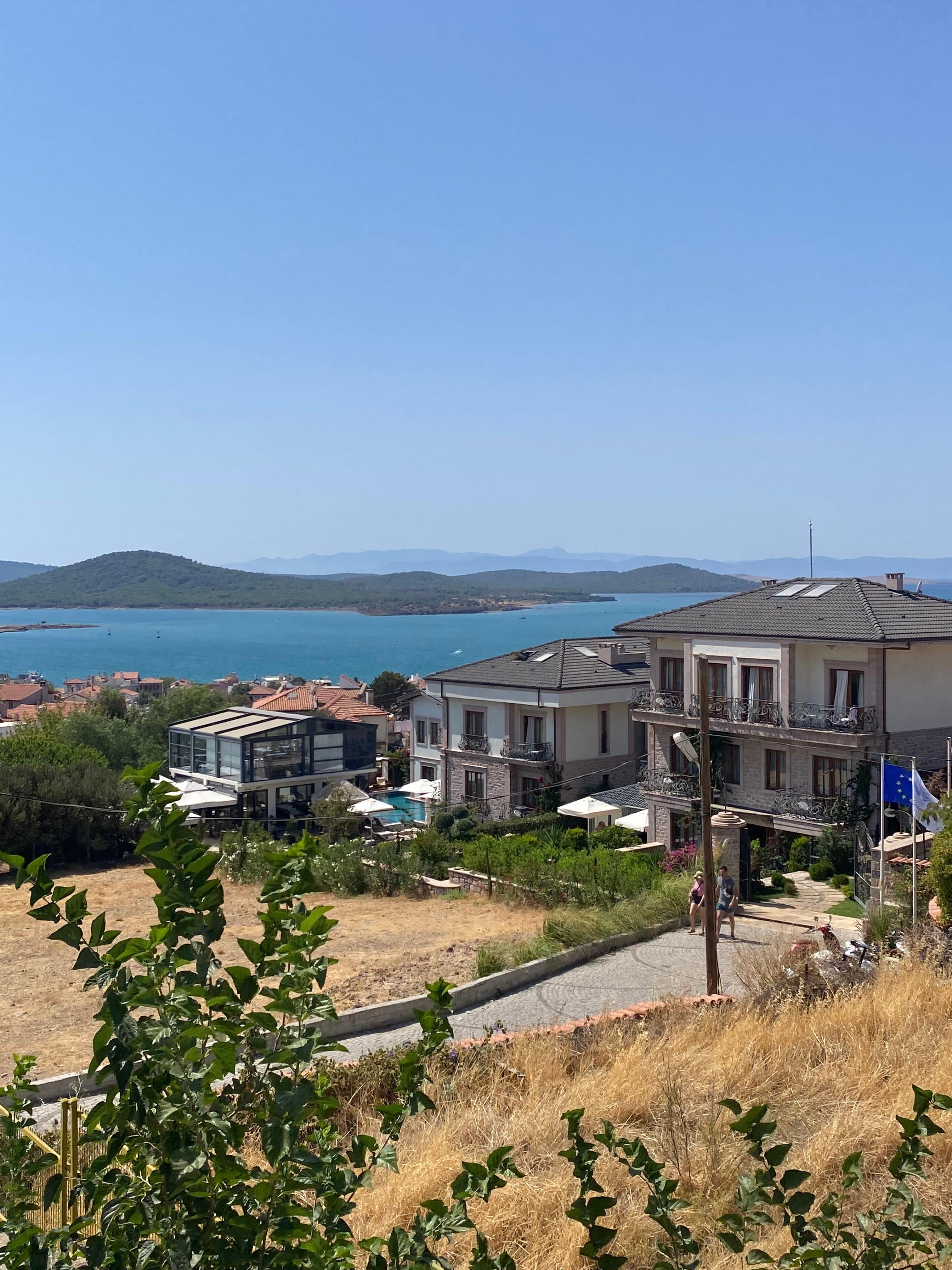 Arkadaşımla 4 gün bu otelde konakladım,gerçekten her şeyiyle on numara beş yıldız bir mekan,çalışan arkadaşların güleryüzlü oluşu,eksiksiz hizmet,konumu her şeyiyle bizi çok tatmin etti..Kesinlikle çok fazla tavsiye ediyorum….