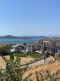 Arkadaşımla 4 gün bu otelde konakladım,gerçekten her şeyiyle on numara beş yıldız bir mekan,çalışan arkadaşların güleryüzlü oluşu,eksiksiz hizmet,konumu her şeyiyle bizi çok tatmin etti..Kesinlikle çok fazla tavsiye ediyorum….