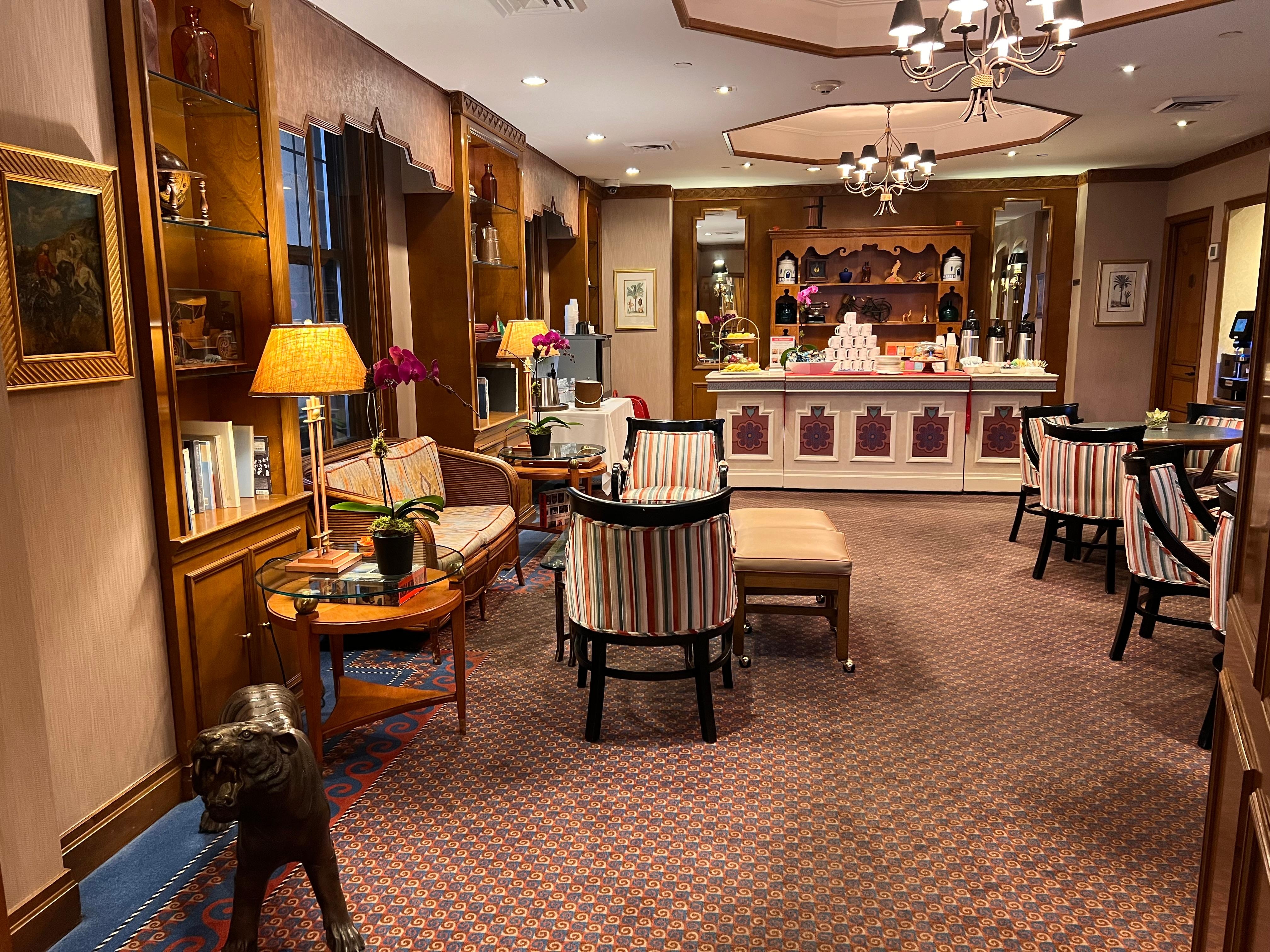 Adorable Lounge and Breakfast Room!