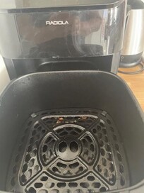 Le Air Frayer avec des restes de frites et d'huile