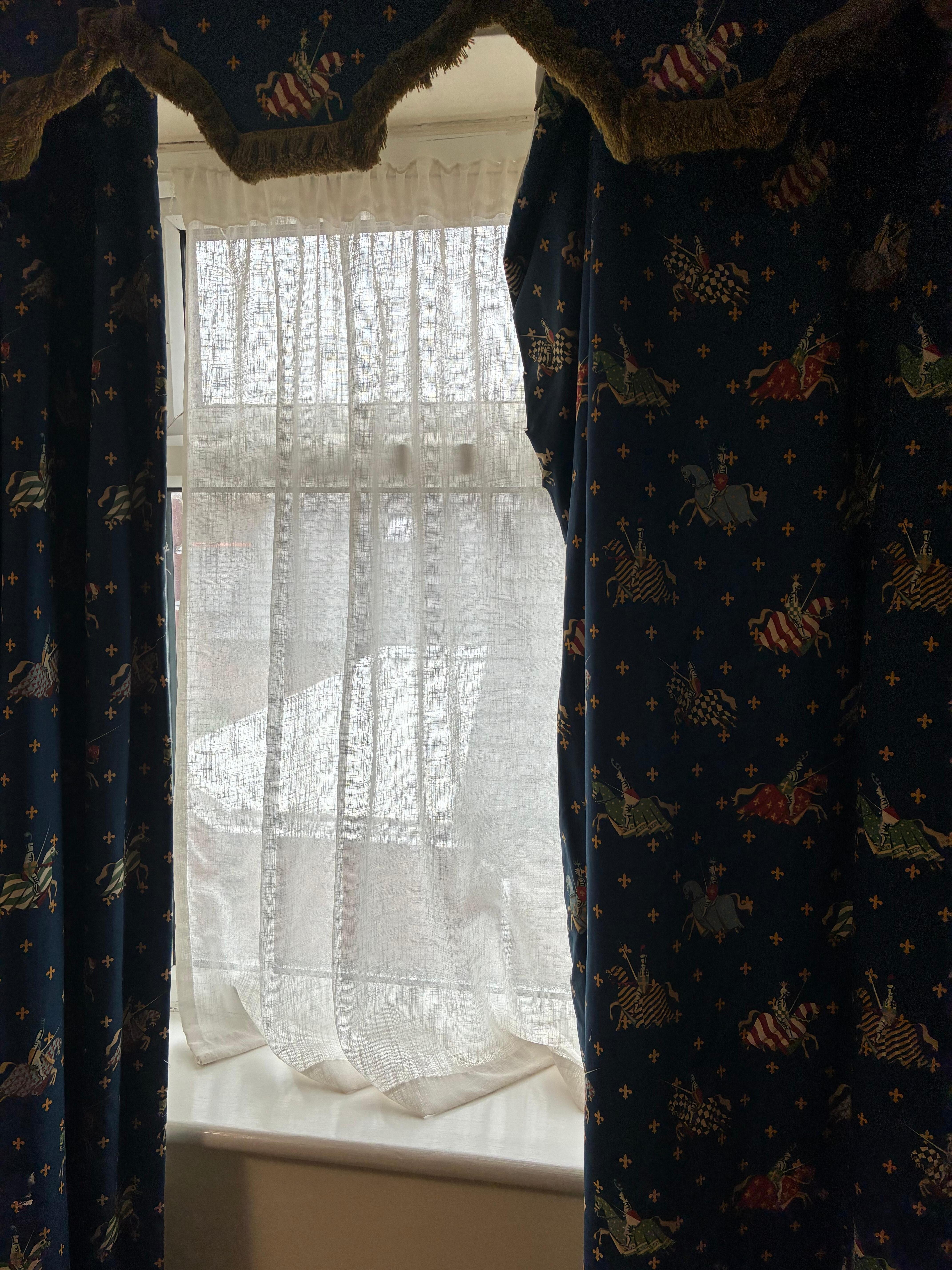 Not on runners it close properly and net curtains ill fitting also 