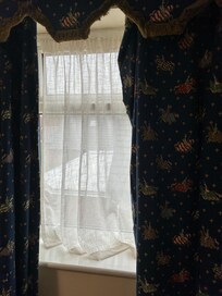 Not on runners it close properly and net curtains ill fitting also