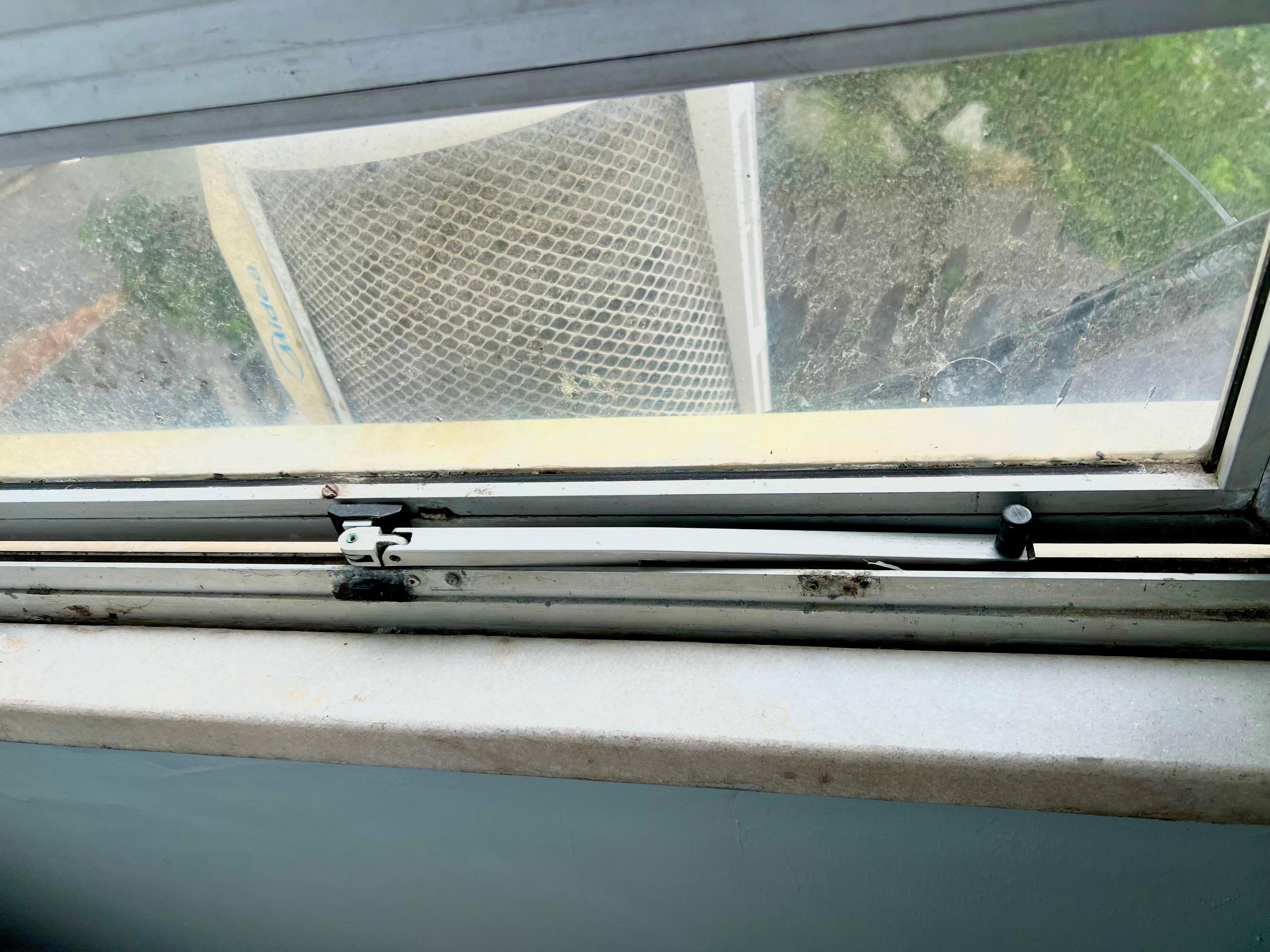 janela quarto trinco quebrado